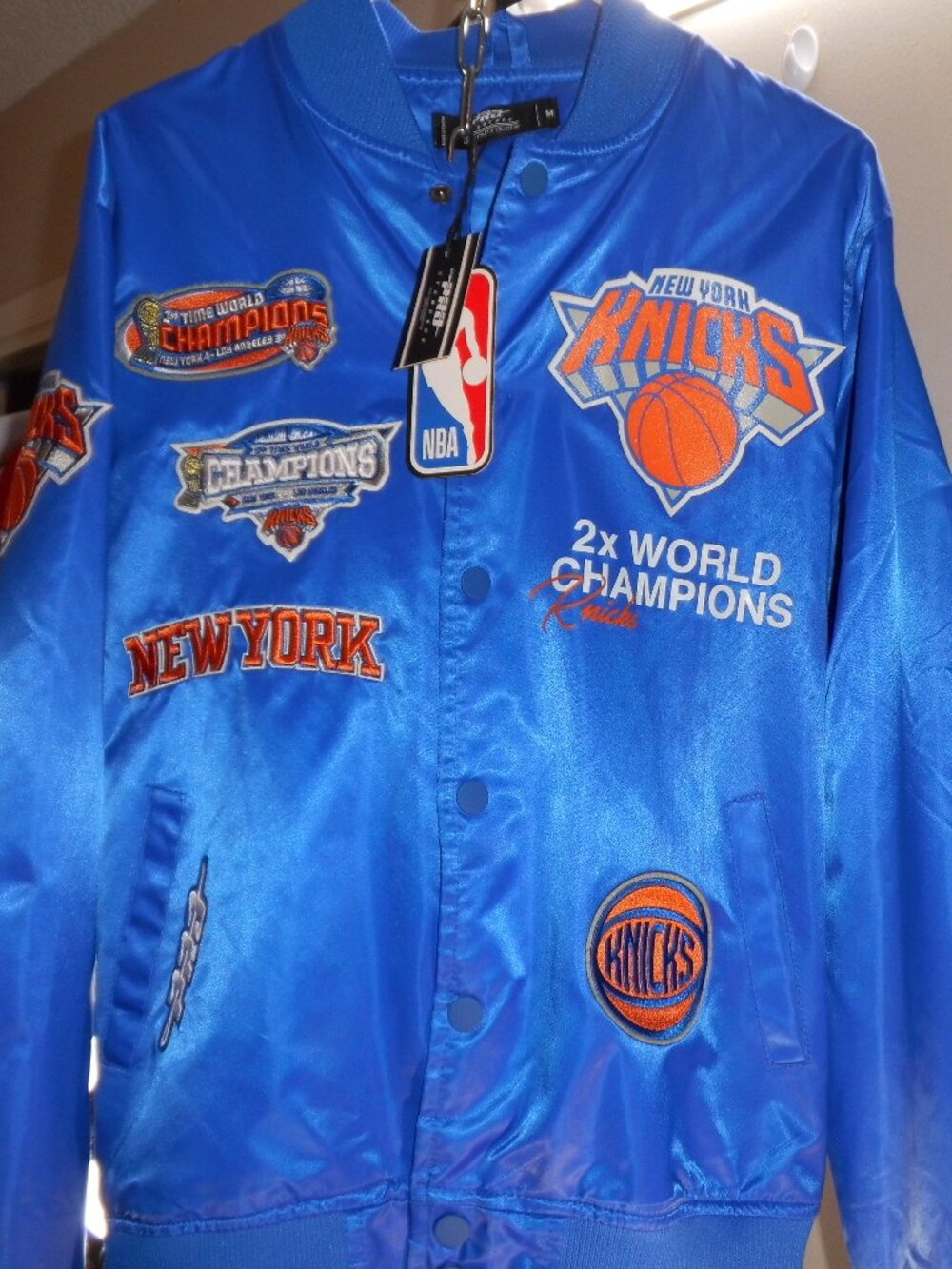 NEW YORK KNICKS 2X CHAMPIONS SATIN NWT PRO STANDARD SZ MED VERY RARE